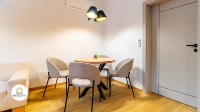 Wohnzimmer; holzboden, tageslicht, moderner stil