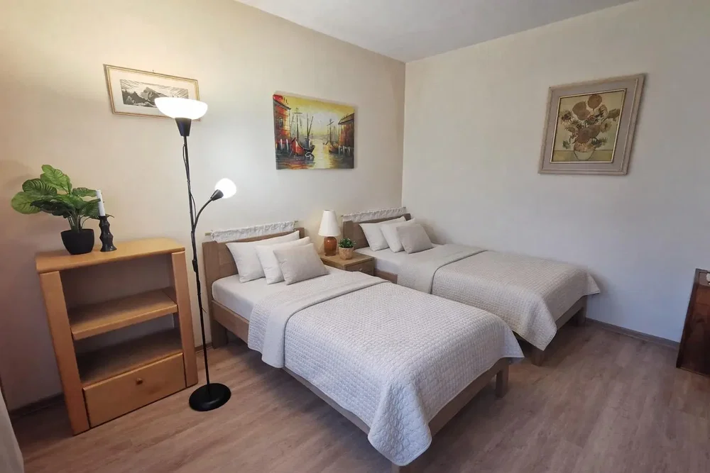 Spavaća soba; prirodna svjetlost, moderan stil