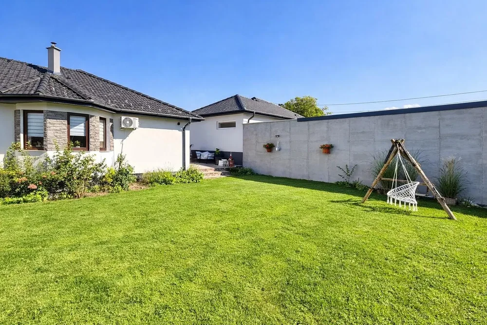 Dům a okolí; přirozené světlo, výhled