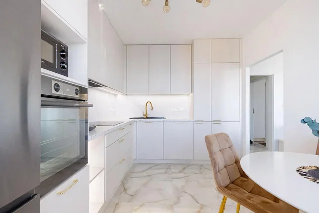 Keuken; keukenapparatuur, gerenoveerd, natuurlijk licht, moderne stijl, tegelvloer