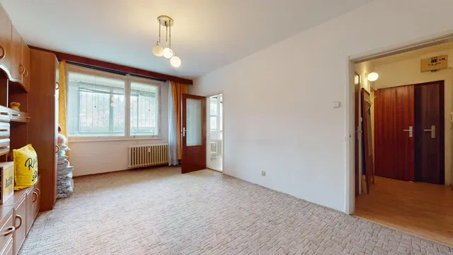 Woonkamer; natuurlijk licht, renovatie nodig