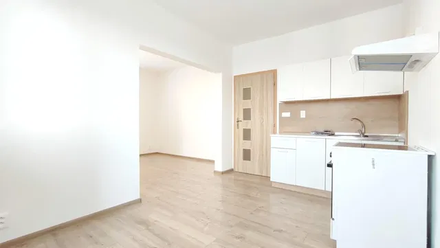 Cuisine; lumière naturelle, rénové, parquet