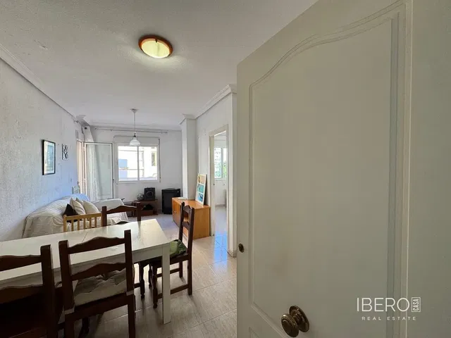 Salon; lumière naturelle, carrelage