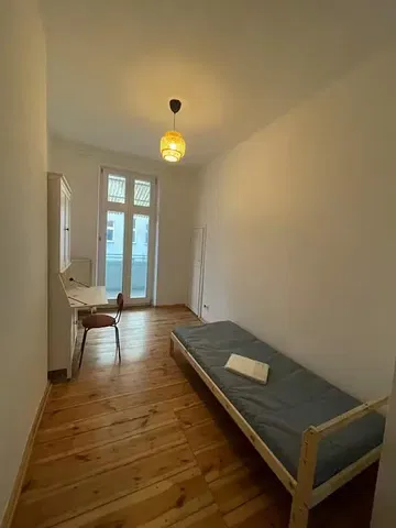 Schlafzimmer; holzboden, tageslicht