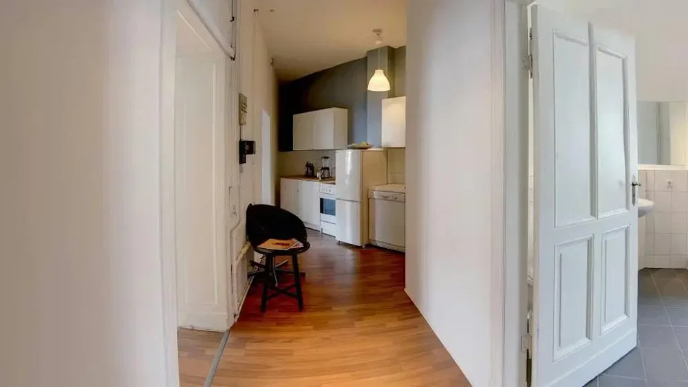 Cucina; elettrodomestici, pavimento in legno, pavimento in piastrelle, luce naturale