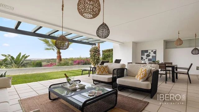Terraza; vista, suelo de baldosas, luz natural, estilo moderno
