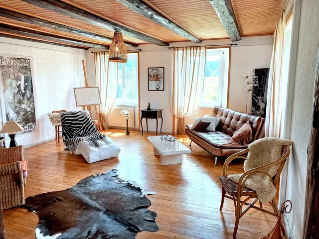 Wohnzimmer; holzbalken, holzboden, tageslicht, rustikaler stil