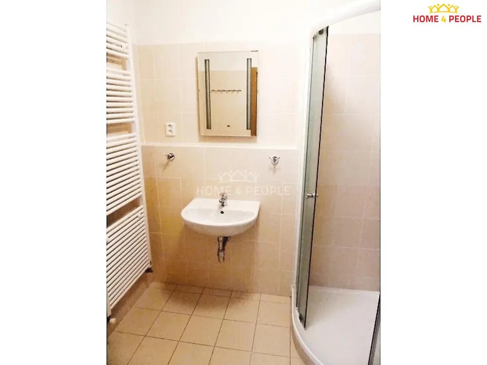 Toilette; fliesenboden, renoviert, tageslicht