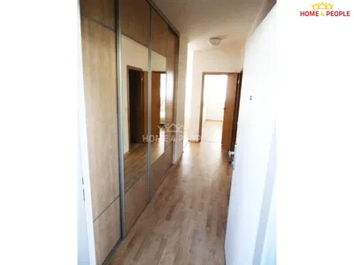 Kammer; holzboden, tageslicht
