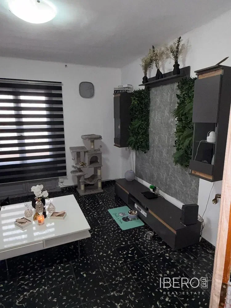 Oturma odası; fayans zemin, modern stil, doğal ışık