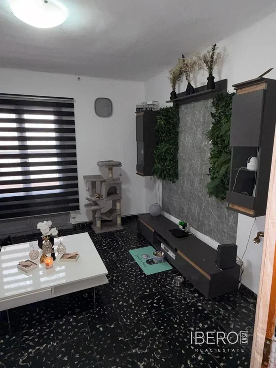 Oturma odası; fayans zemin, modern stil, doğal ışık