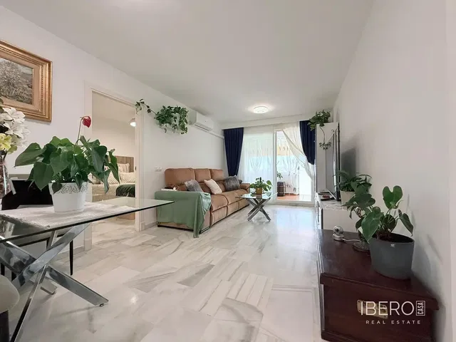 Salon; carrelage, lumière naturelle, style moderne