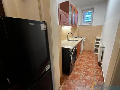 Cucina; elettrodomestici, pavimento in piastrelle, luce naturale