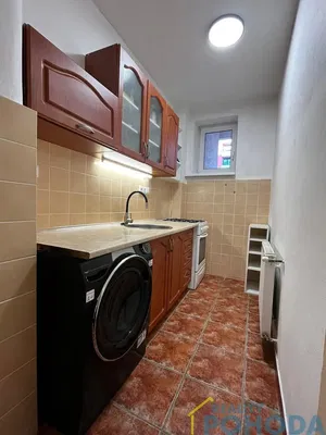 Cucina; elettrodomestici, pavimento in piastrelle