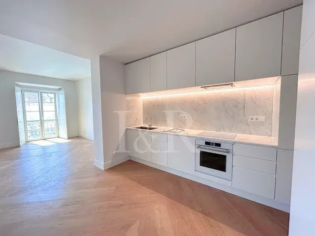 Cozinha; eletrodomésticos, luz natural, chão de madeira, renovado