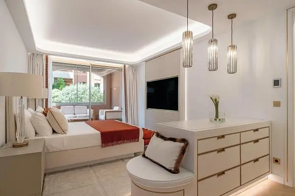 Slaapkamer; natuurlijk licht, moderne stijl, houten vloer