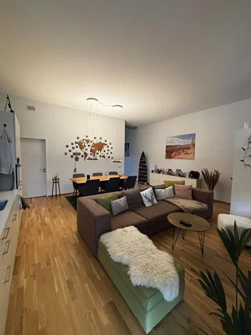 Soggiorno; pavimento in legno, luce naturale, stile moderno