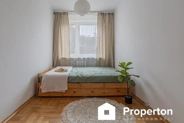 Schlafzimmer; holzboden, tageslicht