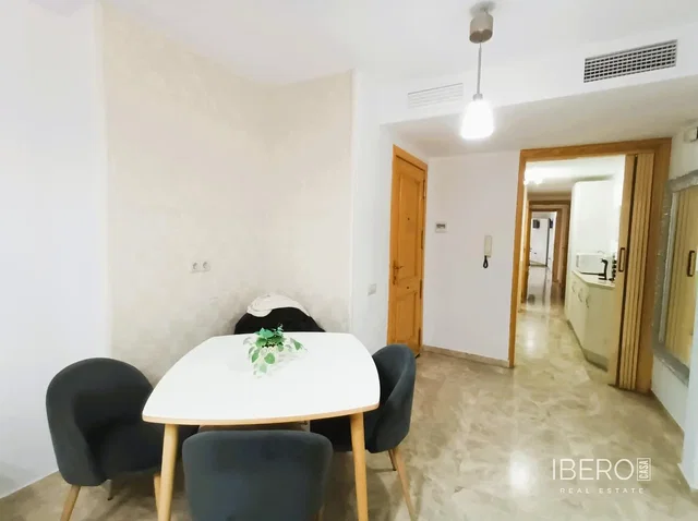 Yemek odası; fayans zemin, doğal ışık, modern stil