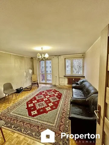 Salon; wymaga remontu, światło dzienne