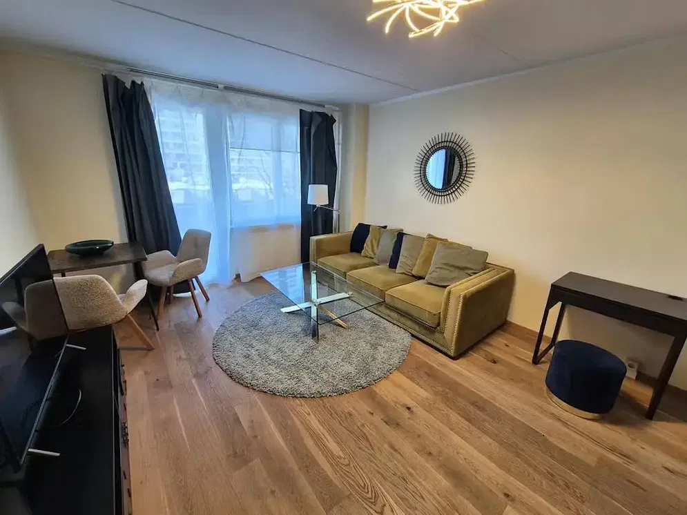 Wohnzimmer; holzboden, tageslicht, moderner stil