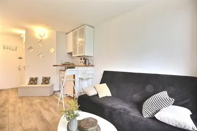 Wohnzimmer; moderner stil, holzboden, tageslicht