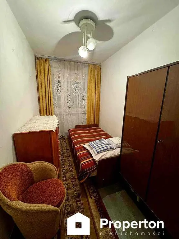 Schlafzimmer; holzboden, renovierungsbedürftig, tageslicht