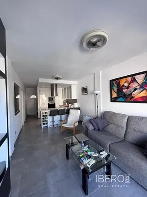 Dnevna soba; kuhinjski aparati, prirodno svjetlo, moderni stil, pločice