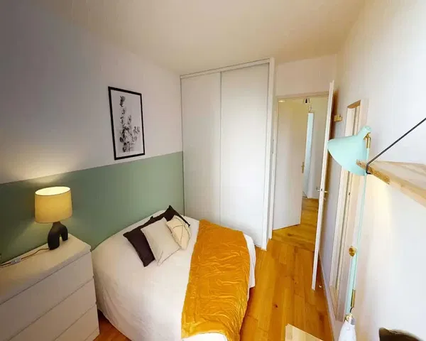 Schlafzimmer; holzboden, tageslicht
