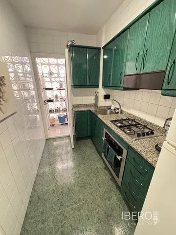 Kuhinja; kuhinjski aparati, pločice, potrebna renovacija