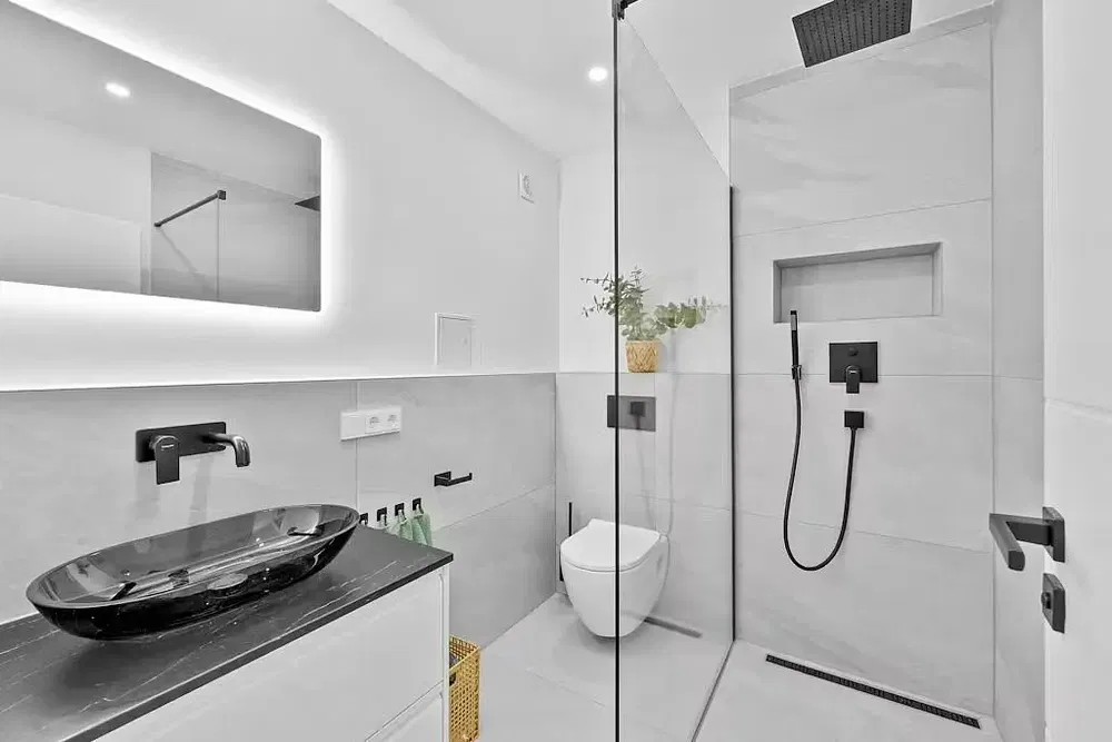 Kupaonica; pločice, renoviran, prirodna svjetlost, moderan stil