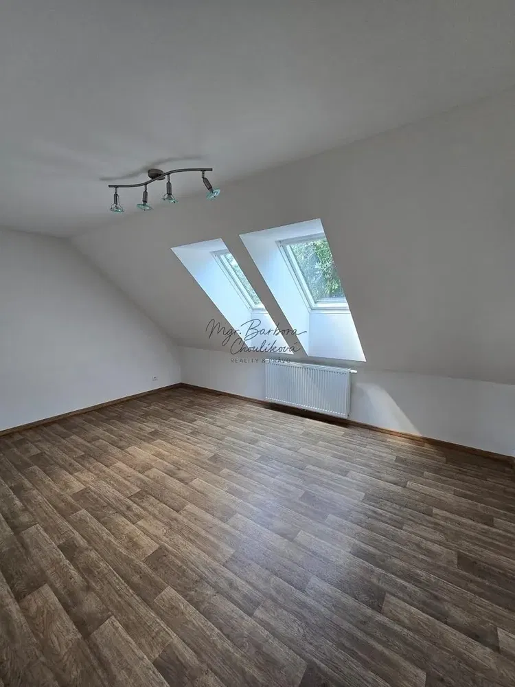 Kinderzimmer; holzboden, tageslicht