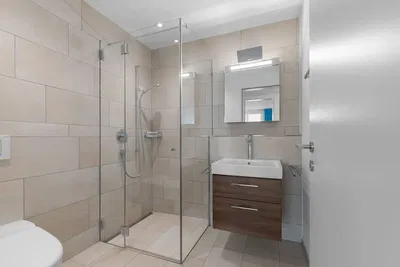 Badezimmer; fliesenboden, tageslicht, renoviert