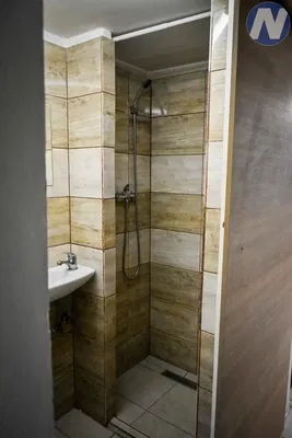 Badezimmer; fliesenboden, tageslicht, renovierungsbedürftig