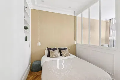 Спаваћа соба; дрвени под, природно светло, модерни стил