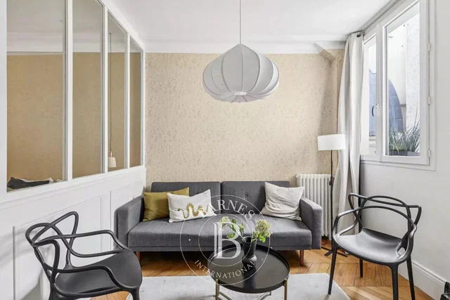 Salon; styl nowoczesny, podłoga drewniana, światło dzienne