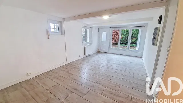 Salon; carrelage, lumière naturelle