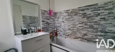 Banyo; fayans zemin, tadilatlı, doğal ışık, modern stil