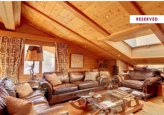 Oturma odası; ahşap kirişler, ahşap zemin, rustik stil, doğal ışık