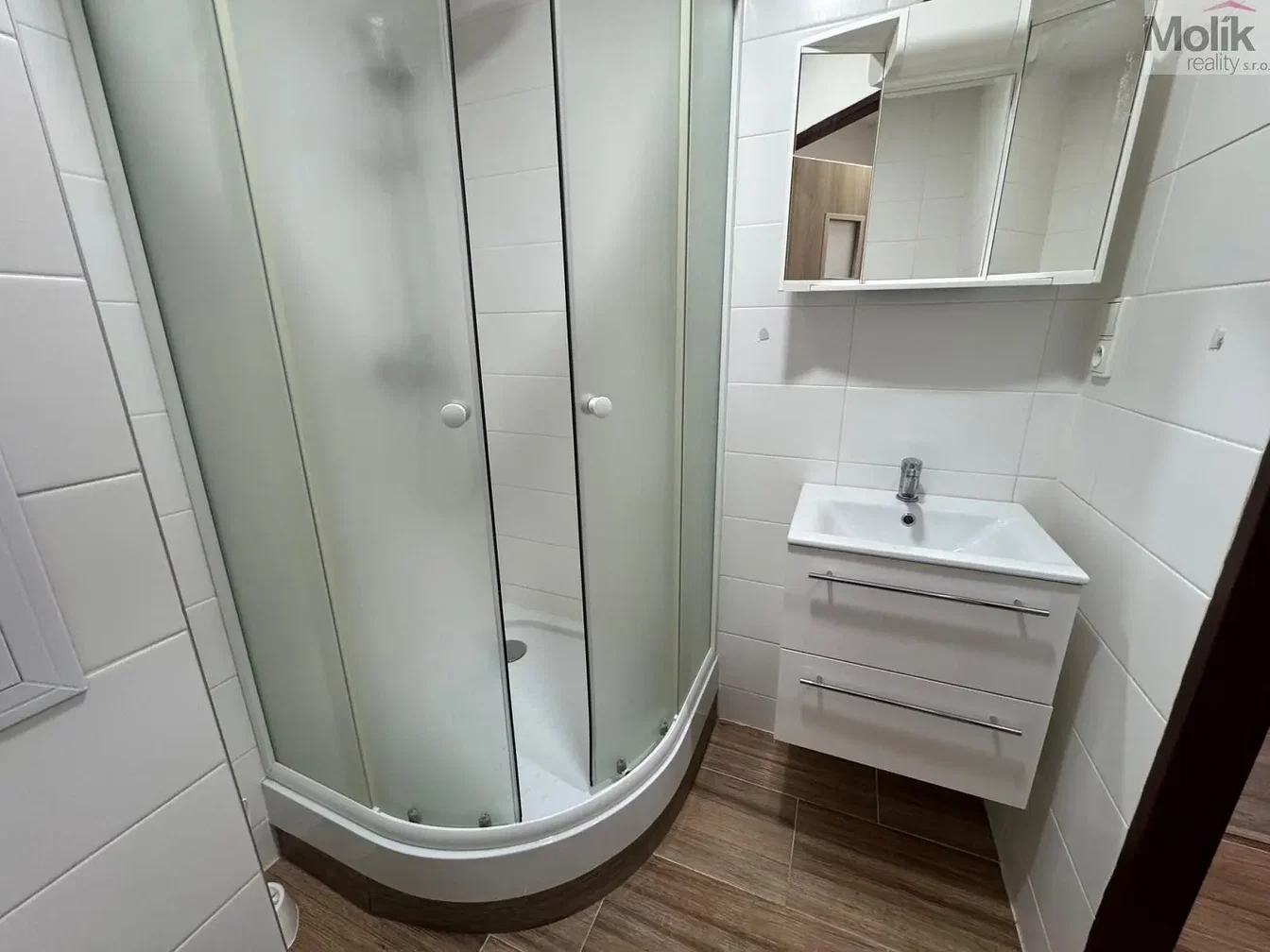 Badezimmer; fliesenboden, renoviert, tageslicht, moderner stil