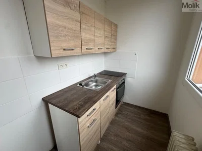 Küche; küchengeräte, fliesenboden, holzboden