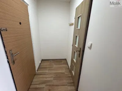 Garderobe; fliesenboden, tageslicht