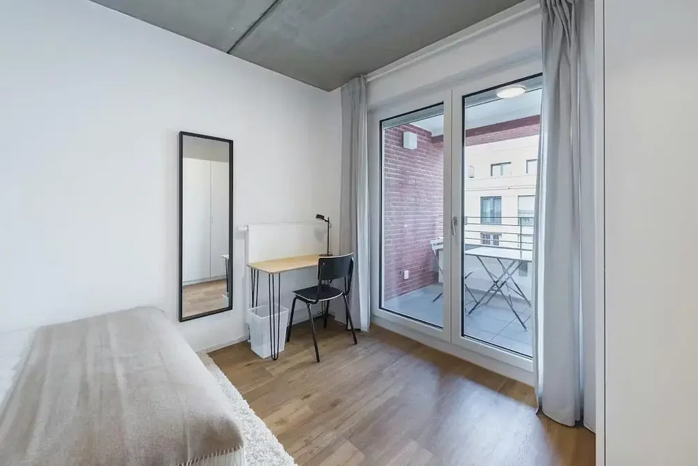 Camera da letto; vista, pavimento in legno, luce naturale