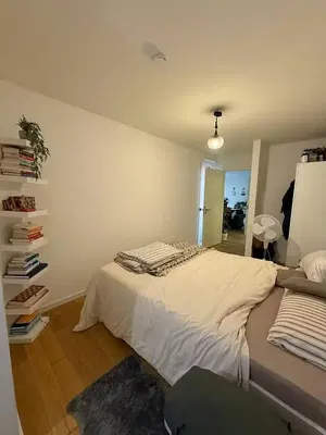 Spavaća soba; prirodna svjetlost, drveni pod