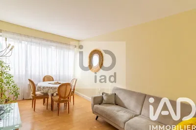 Obývací pokoj; dřevěná podlaha, přirozené světlo, moderní styl