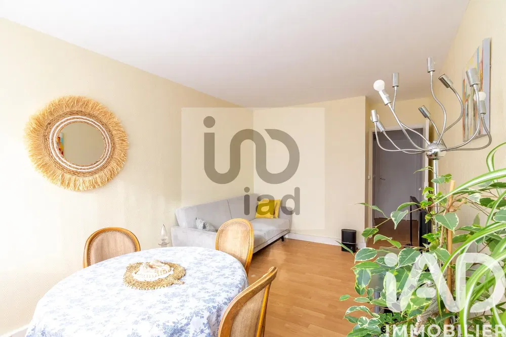 Obývací pokoj; moderní styl, dřevěná podlaha, přirozené světlo