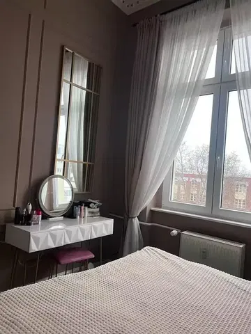 Spavaća soba; moderan stil, prirodna svjetlost, pogled