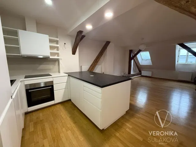 Cucina; elettrodomestici, pavimento in legno, luce naturale