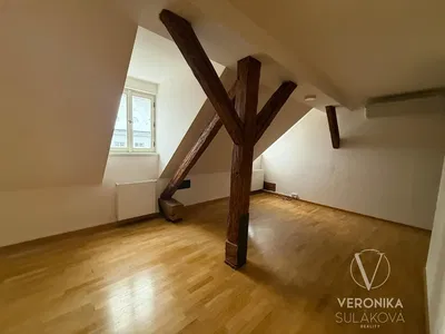 Dječja soba; drvene grede, drveni pod, prirodna svjetlost