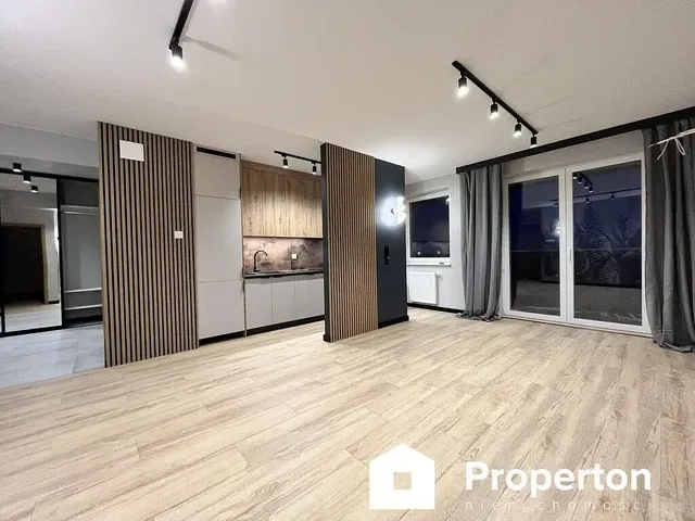 Salon; parquet, lumière naturelle, style moderne, rénové